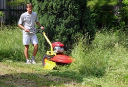 Bubnová sekačka Pony při práci
