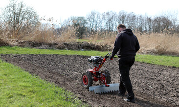 FIELD WORK IN THE SPRING WITH VARI.CZ