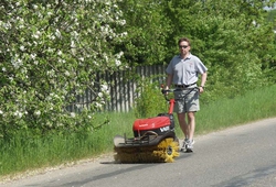 Zametací kartáč  KV 100 při práci