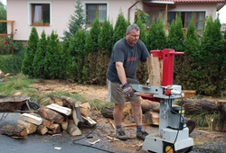Vertikální štípačka VARI 7 TON SUPER FORCE při práci