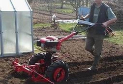 Hrobkovací radlice při práci - řádkování