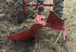 Pluh oboustranný APH-352 při práci