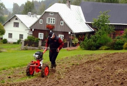 Pluh oboustranný APH-352 při práci