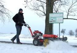 Zametací kartáč KV100/Z při práci