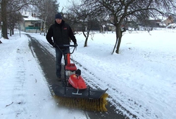Zametací kartáč KV100/Z při práci