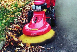 Zametací kartáč Mops při práci