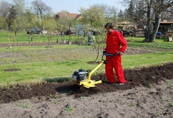 Kypřič rotační PONY II/A při práci
