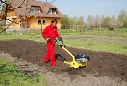 Kypřič rotační PONY II/A při práci