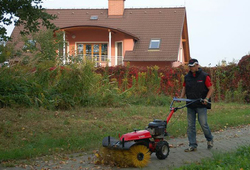Stroj zametací s kartáčem KV-100/Z při práci