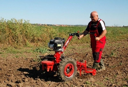 Malotraktor VARI GLOBAL s kombinátorem K-720 při práci