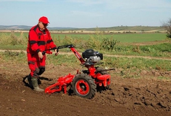 Malotraktor VARI GLOBAL s kombinátorem K-720 při práci