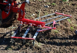 Malotraktor VARI GLOBAL s bránami BH-138 při práci