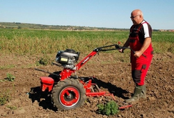 Malotraktor VARI GLOBAL s bránami BH-138 při práci