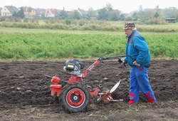 Malotraktor VARI GLOBAL s pluhem APH-352 při práci
