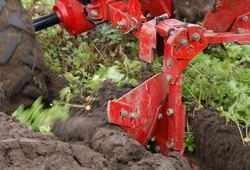 Malotraktor VARI GLOBAL s pluhem APH-352 při práci
