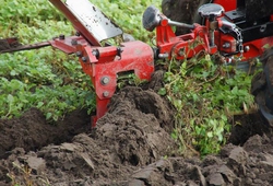 Malotraktor VARI GLOBAL s pluhem APH-352 při práci