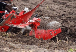 Malotraktor VARI GLOBAL s pluhem APH-352 při práci