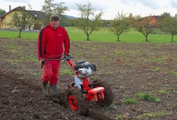 Malotraktor VARI GLOBAL s pluhem APH-352 při práci