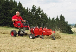Obraceč píce OP 1.1. - 1.2. se sulkou AV-650 při práci
