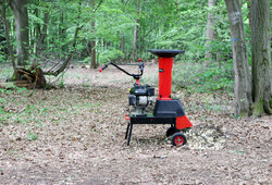 Malotraktor VARI GLOBAL řádil v lese 3