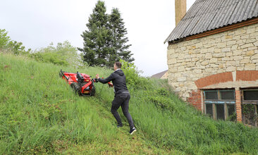 Déšť, svah a šípek? Mulčovač F-700 Hydro opět přesvědčil.