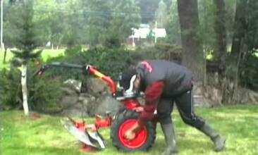 Malotraktor VARI + Pluh oboustranný APH-352