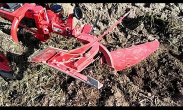 Malotraktor VARI GLOBAL + nosič nářadí AV-3 + oboustranný pluh APH-352 na horach