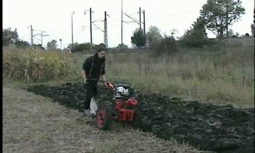 Malotraktor VARI + Pluh oboustranný APH-352