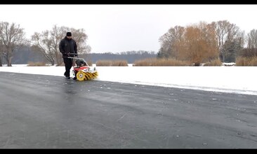 Zametací kartáč VARI CB-1000 při údržbě ledových ploch