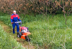 F-700 Hydro si poradil i s extrémně zanedbaným terénem na Sázavsku