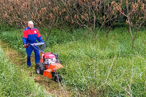 F-700 Hydro si poradil i s extrémně zanedbaným terénem na Sázavsku