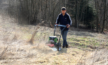 Mulčovač VARI powered by EGO na několik let neudržovaném pozemku