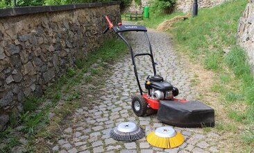 Extrémní úklid historické uličky ocelovým kartáčem B-35 Vedex